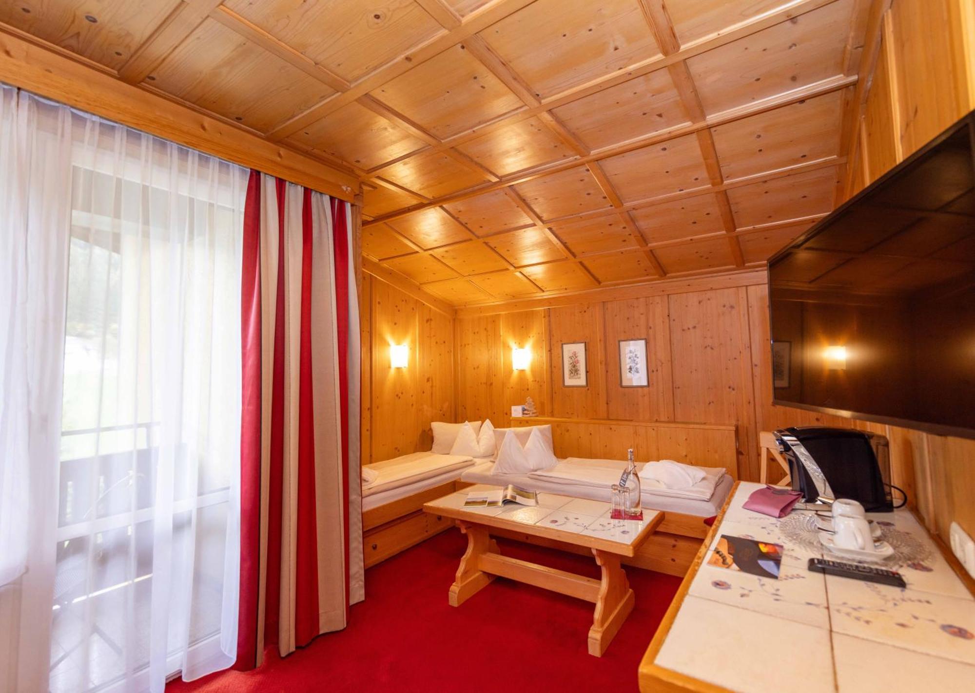 Hotel Latini 젤암제 외부 사진